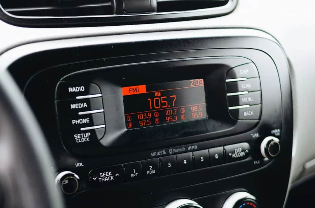 Transmiter FM jaka częstotliwość - znajdź wolną i czystą falę