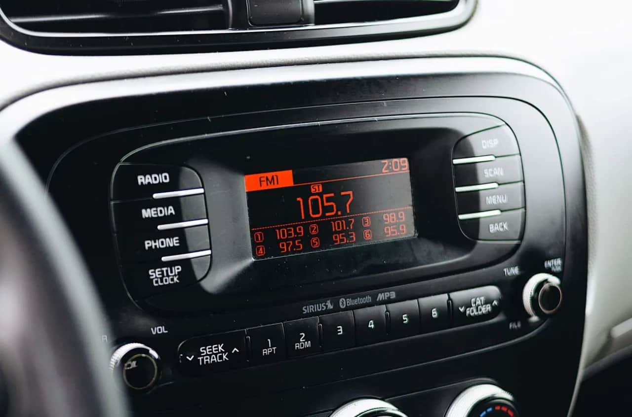 Transmiter FM jaka częstotliwość - znajdź wolną i czystą falę