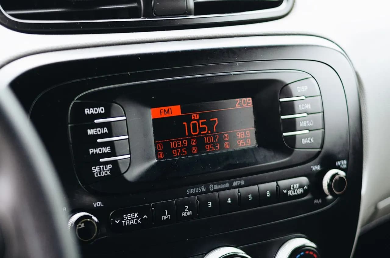 Transmiter FM jaka częstotliwość - znajdź wolną i czystą falę