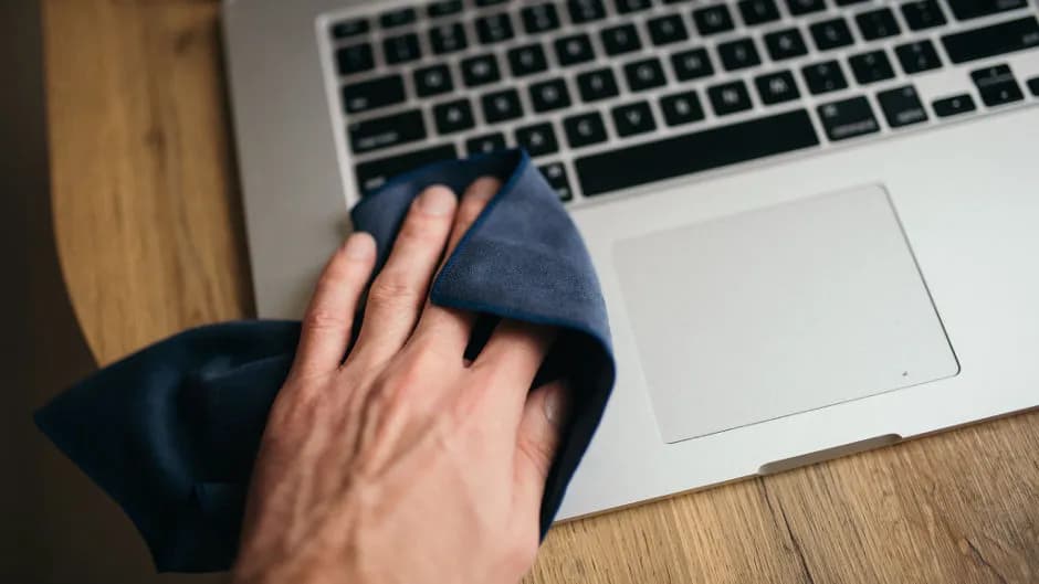 Czym wyczyścić ekran laptopa, aby uniknąć zarysowań i uszkodzeń?